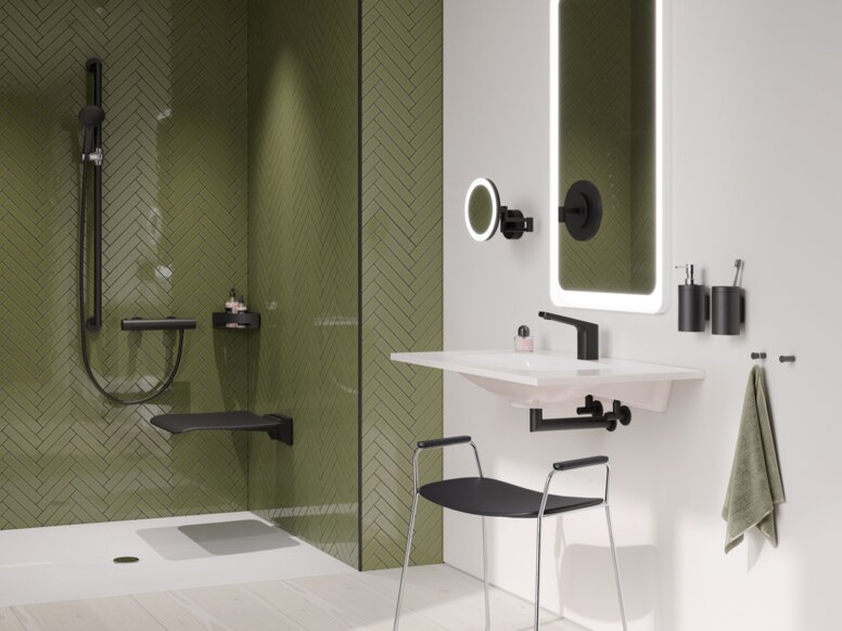 Salle de bain accessible avec lavabo, espace douche et WC