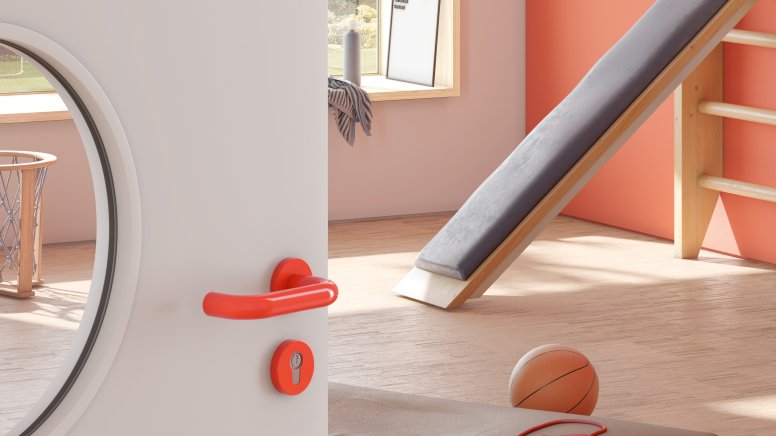 Porte d'une salle de sport d'une école maternelle équipée d'une béquille de couleur orange en polyamide