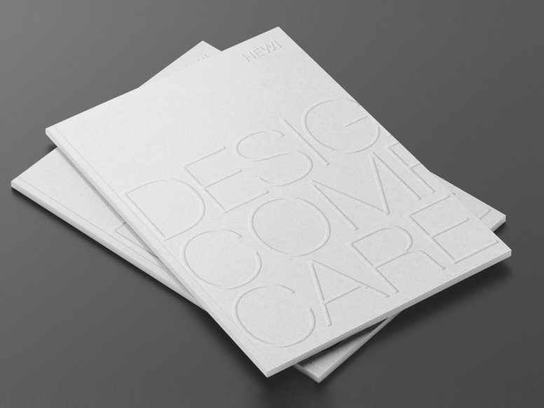 Twee gestapelde brochures met de naam Design Comfort Care