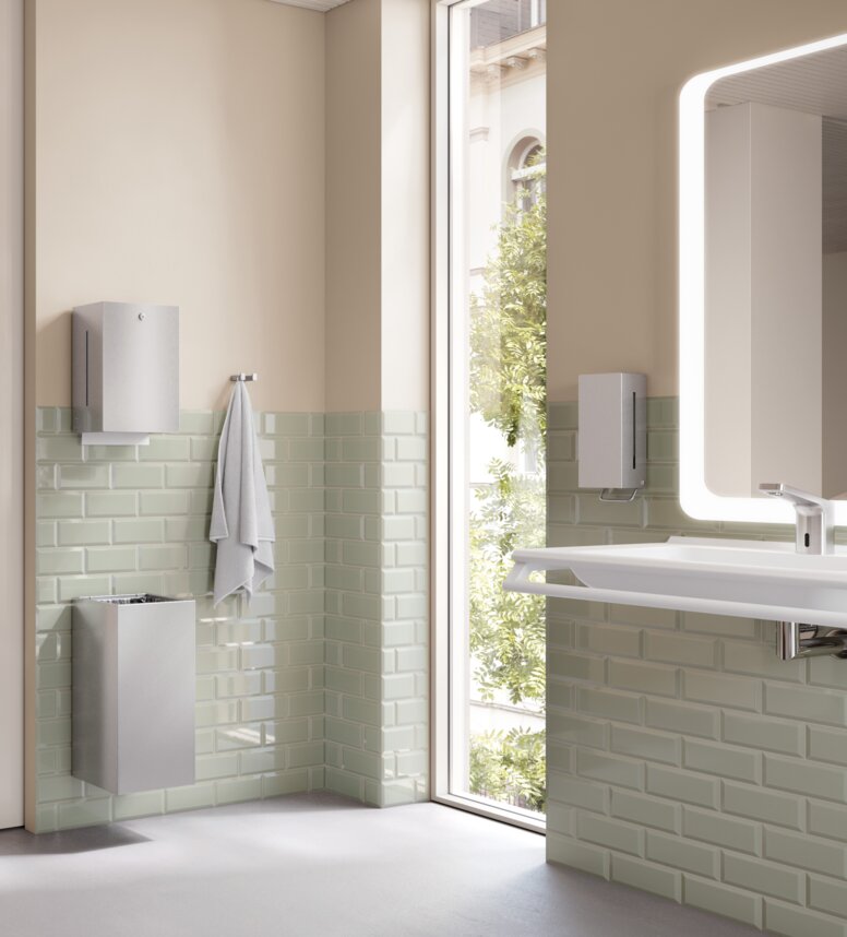 Salle de bains avec coin lavabo et WC