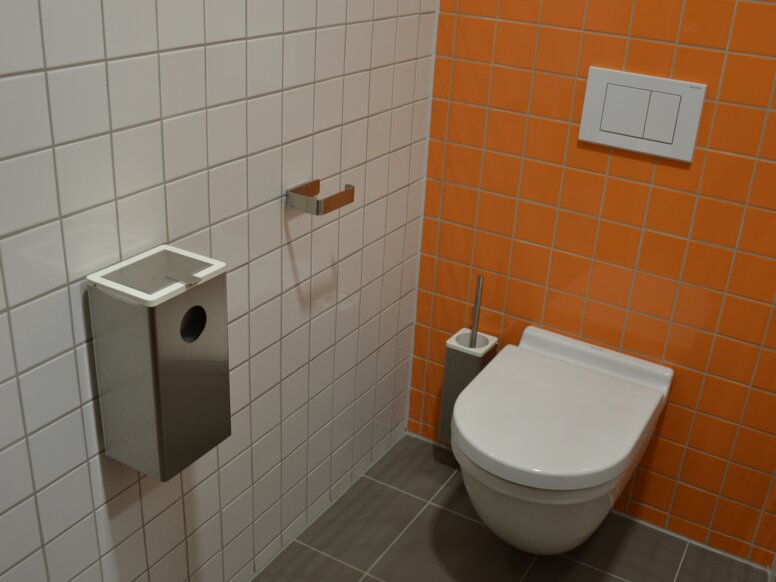 Toilet uitgerust met toiletborstelset, afvalemmer voor hygiëne en toiletpapierhouder Series 805