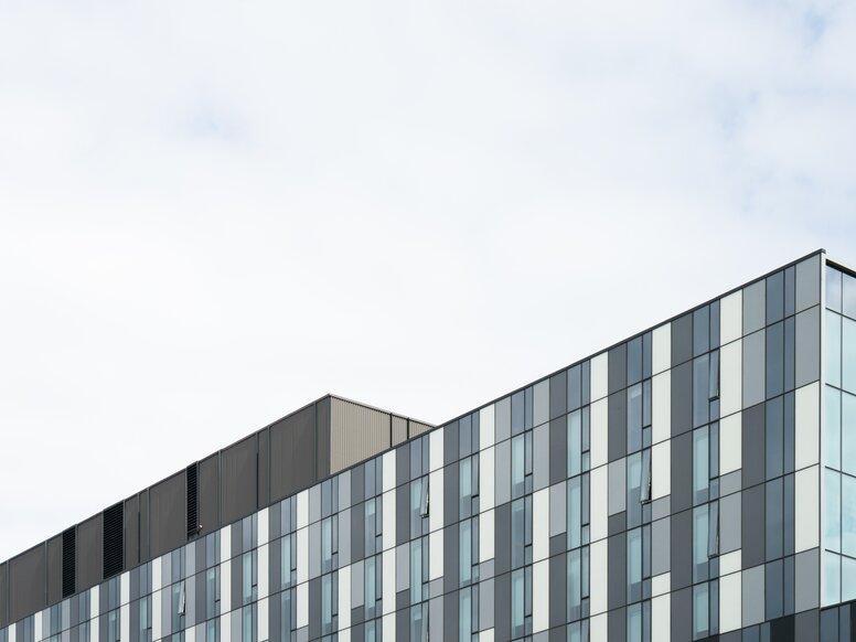 Blick auf den oberen Teil einer Krankenhausfassade