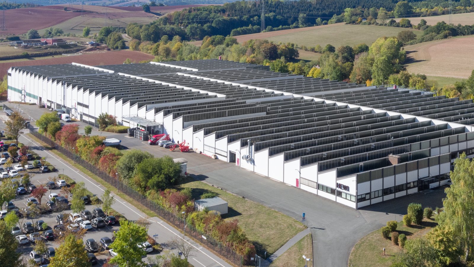 Image de drone de l'usine HEWI avec une façade blanche